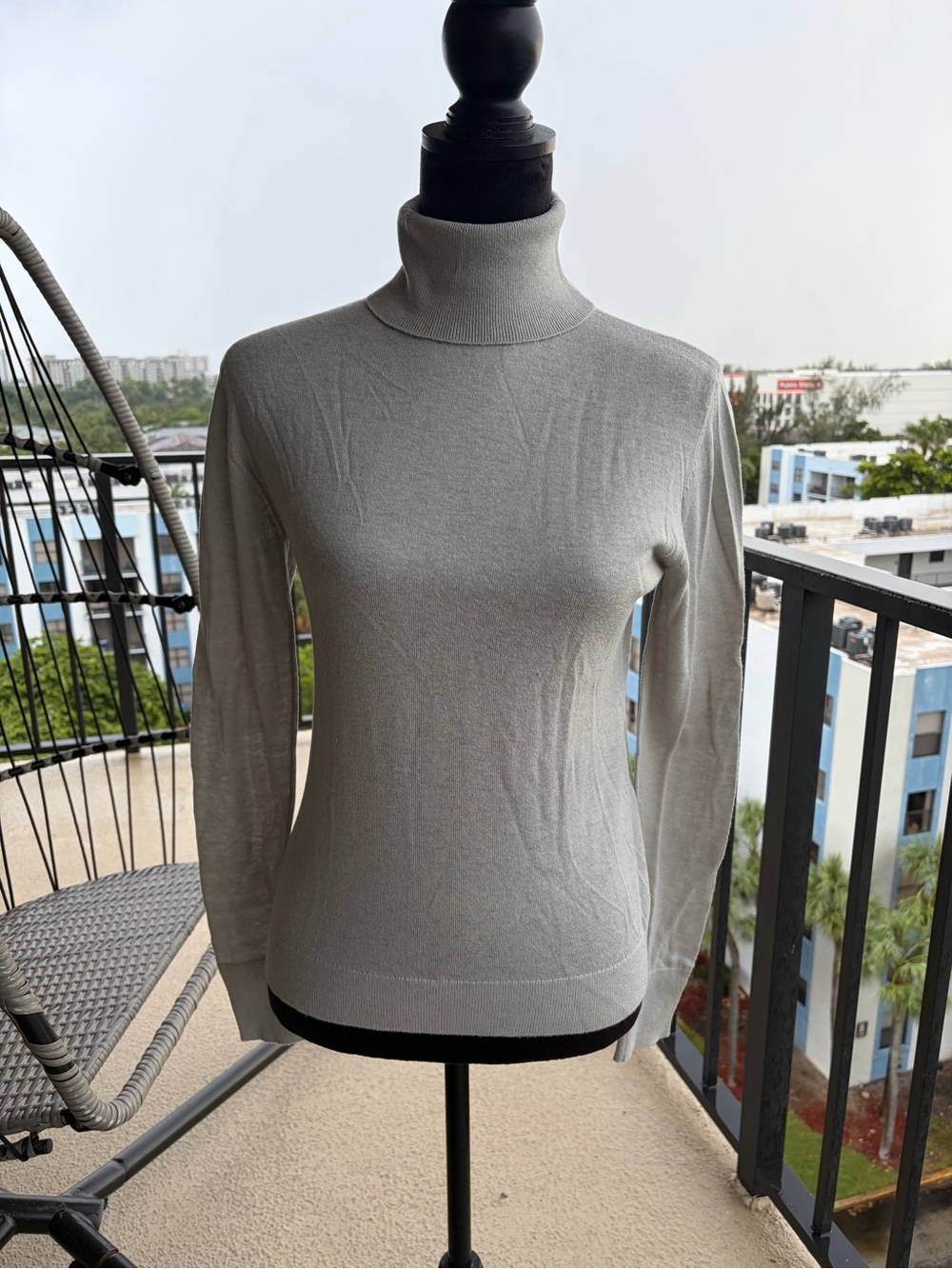 Zara Light Gray with a touch of green Turtleneck Sweater Size M